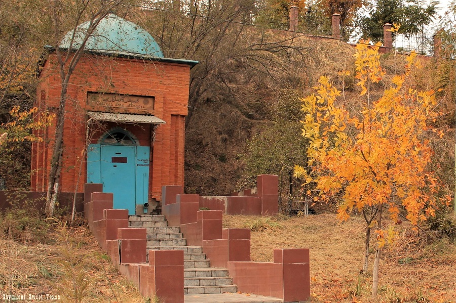 Koshkar-Ata-Spring_Koshkar-Ata-Mausoleum.jpg