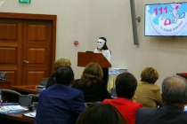 Мәжілісте бетперде киген қыз депутаттардың алдында сөз сөйледі