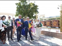 Ұлы композитор ескерткішіне гүл шоқтары қойылды