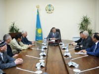 Түркістан облысының әкімі қарттармен кездесті