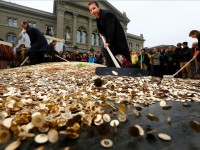 Халыққа аспаннан ақша жаудырған миллионер сотталды (видео)