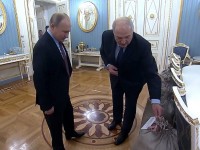 Лукашенко Владимир Путинге төрт қап картоп және шошқаның майын тарту етті