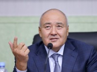 Ө.Шөкеев: Қағаз жинап, әр есікке жүгіруден арылған абзал