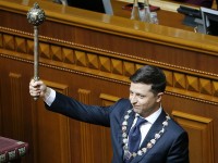 Украинаның жаңа Президенті өзінің портретін кабинеттерге ілуге қарсылық танытты