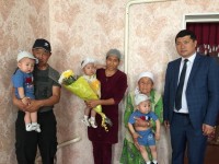 Көпбалалы отбасыға сый-сияпат табысталды