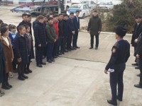 Полицейлер оқушыларға тергеу изоляторын аралатып көрсетті