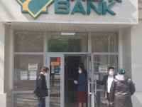 Шымкент: Банк бөлімшелерінде 100-ге жуық ерікті тұрғындарға көмектесуде