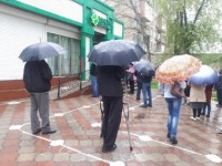 Банктердің алдында арнайы жолақтар сызылды