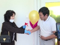 Бизнесмены Шымкента подарили многодетной семье трехкомнатную квартиру