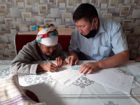 Құқық қорғау қызметкерлері қарияларға үйлеріне барып қызмет көрсетті