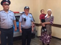 Полицейлерге ақжаулықты ана алғысын айтты