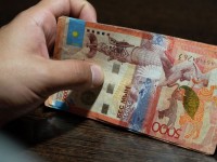 Жәрдемақы алып беремін деп 17 адамнан ақша алған жүкті әйел ұсталды