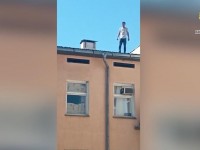 Мектептің шатырына шыққан тұрғынды дер кезінде құтқарды