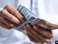 Жәрдемақы алып беремін деп алдап ақша алған мүғалім екен
