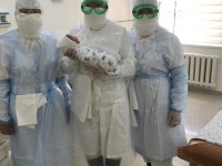 Коронавирусқа шалдыққан әйел дәрігерлердің көмегімен ұлды болды