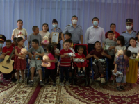 Түркістандық полицейлер мереке қарсаңында ерекше балаларды қуантты