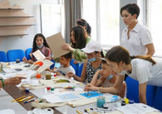 Балаларға қол сөмкелеріне сурет салудан мастер-класс ұйымдастырылды.