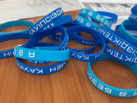 Ковидке қарсы вакцина салдырған қала тұрғындарына  білезік сыйлады