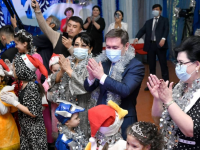 Шымкент әкімі балалар үйінің тәрбиеленушілерін жаңа жылмен құттықтады