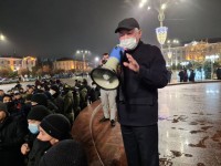 Бердібек Сапарбаев дүрбелең кезде алаңға қалай қорықпай шыққанын айтты