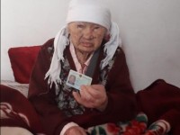 Полицейлер қарияның құжатын жаңалап алғысын алды