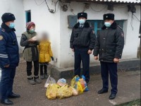 Полицейлер жалғыз басты анаға көмектесті