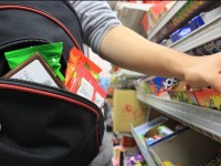 Полиция қызметкерлері ұрлық жасаған дүкен сатушысын құрықтады