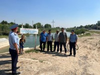 Полицейлер тұрғындарға судағы қауіпсіздік бойынша түсіндірме жұмыстарын жүргізуде