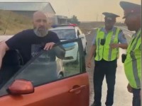 Патрульдік полицейлер автокөлігі бұзылып жүрмей қалған жүргізушіге көмектесті