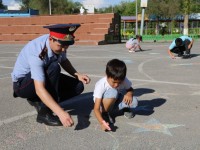 Түркістандық полицейлер мереке қарсаңында балаларға тосынсый жасады