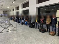 Полицейлер заңсыз жұмыс істеп жүрген  40-қа жуық шетелдікті елден аластатты