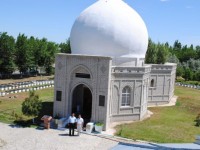 Қарабура әулие кесенесі көпшілікті өзіне тартады