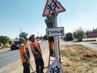Полицейлер көмегімен жол белгілері жаңартылуда