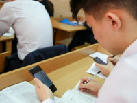 Тоқаев мектеп оқушыларына сабақта телефон пайдалануға тыйым салатын заңға қол қойды