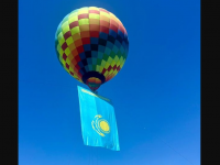 Келесте мемлекеттік ту әуе шары арқылы биікте желбіреді