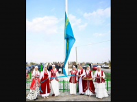 Отаншыл түлектер  ауылдарға  «Рәміздер» алаңы мен тутұғырлар тарту етіп жатыр