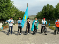 Патриот жастар көк туды желбіретті