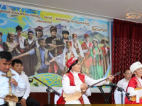 Сауранда 10-нан астам түрлі этнос өкілдері тұрады