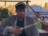 Домбыраны жанына серік еткен кентаулық Бехруз