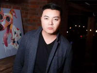 Оқушы ұлға жабысқаны үшін Алмас Кішкенбаев полицияға жеткізілді