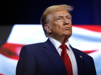 Трамп Украинаға барлық әскери көмекті тоқтатуға бұйрық берді