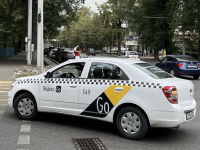 Экономист: Такси жүргізушілері елдегі орташа жалақыдан көп табады