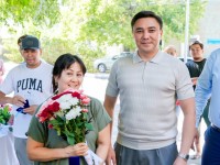 Аким Шымкента вручил ключи новосёлам в рамках модернизации района