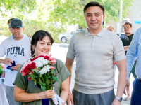 Аким Шымкента вручил ключи новосёлам в рамках модернизации района «Зелёная балка»